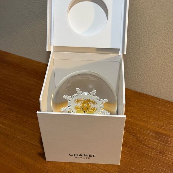 CHANEL SNOW GLOBE WITH BOX - Picture 5 of 9